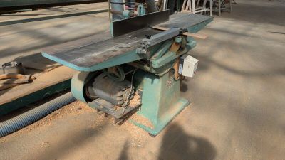 une machine posée sur une table dans une pièce
