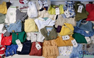 une pile de vêtements de bébé posée sur une table