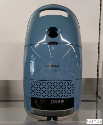 une petite machine bleue exposée dans un magasin