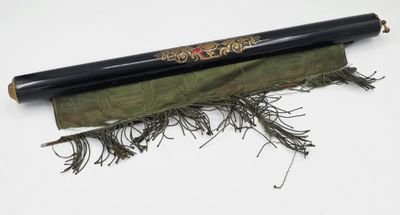 un stylo noir et doré avec un capuchon vert