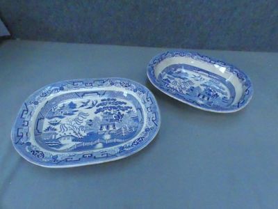 deux assiettes bleues et blanches posées sur une table