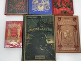 de nombreux livres posés sur une table blanche