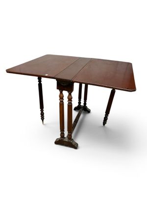 une image représentant une table en bois sur laquelle sont posées deux feuilles