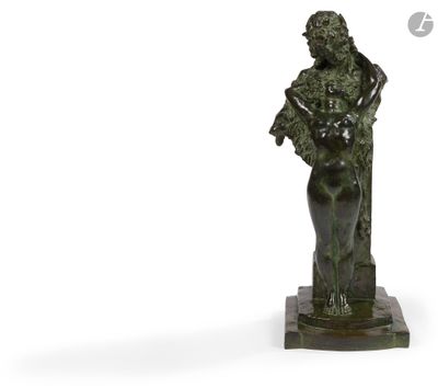 l'image d'une statue représentant une femme tenant un bébé dans ses bras