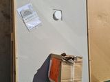 une photo d'un réfrigérateur sur lequel est posée une boîte