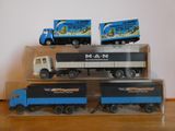 trois camions miniatures empilés les uns sur les autres sur une table