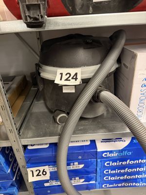 une photo d'un aspirateur posé sur une étagère dans un magasin