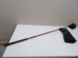 un parapluie noir et vert posé sur une table blanche