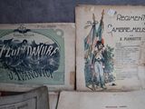 plusieurs vieux livres sont empilés sur une table