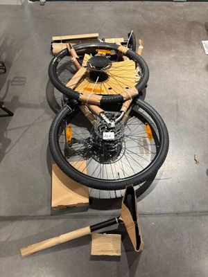 un vélo posé sur une table