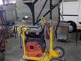 une machine posée sur une palette dans un garage