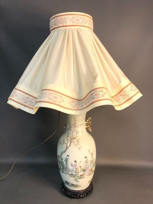 CHINE. Important vase en porcelaine à deux anses à décor pol…