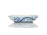 bol bleu et blanc orné d'un motif de dragon sur le côté