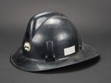 un casque de chantier orné d'un autocollant sur fond noir
