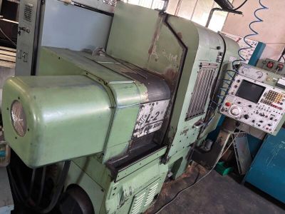 une machine qui se trouve à l'intérieur d'un bâtiment