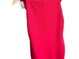 une robe rouge suspendue à un cintre sur fond blanc
