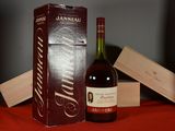 une bouteille de vin à côté d'un carton de vin