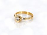 gros plan d'une bague en or ornée de deux diamants