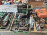 de nombreux outils différents posés sur une table dans un garage