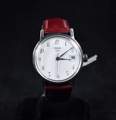 gros plan d'une montre-bracelet sur une surface noire