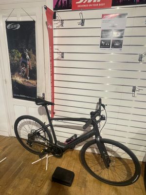 un vélo posé par terre devant un mur