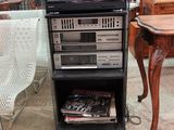 une table avec une radio posée dessus et une chaise devant