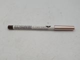 un gros plan d'un stylo posé sur une table, sur fond blanc
