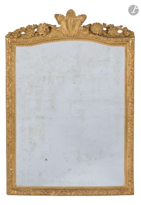 une image d'un miroir encadré d'or sur un fond blanc