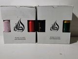 deux canettes de soda posées l'une à côté de l'autre sur une table