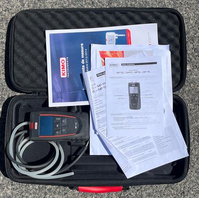 une mallette noire contenant des papiers et une calculatrice