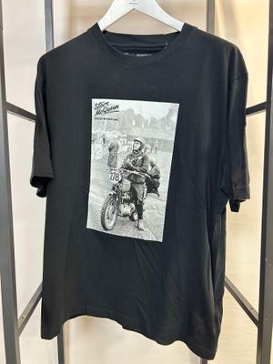 t-shirt noir avec l'image d'un homme à moto