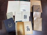 plusieurs livres sont posés sur une table les uns à côté des autres