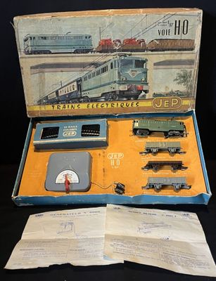 une boîte contenant un train sur une table