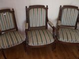 trois chaises anciennes avec un revêtement à rayures, revêtues, revêtues, revêtues, revêtues, revêtues, revêtues, revêtues, revêtues, revêtues
