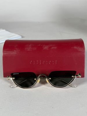 une paire de lunettes de soleil posée sur un étui rouge