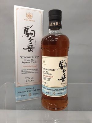 une image d'une bouteille de whisky japonais à côté d'une boîte