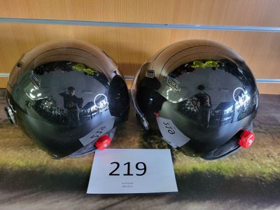 deux casques posés l'un à côté de l'autre sur une table