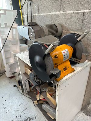 une machine posée sur une table dans une pièce