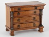 une vieille commode en bois comportant quatre tiroirs de chaque côté