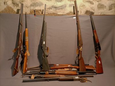 a lot of guns that are sitting on a table