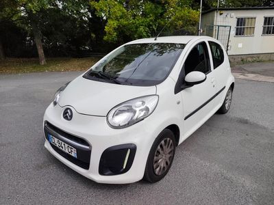 une petite voiture blanche garée sur le parking