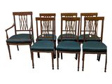 un ensemble de quatre chaises avec des assises rembourrées bleues