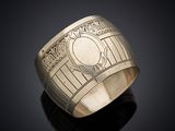 gros plan d'une bague en argent sur une surface noire