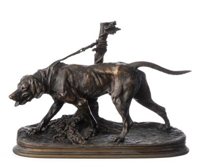 statue en bronze représentant un homme à cheval accompagné d'un chien