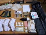 une table sur laquelle se trouvent de nombreux objets, notamment des chaussettes, un sac, une paire de chaussettes, une paire de chaussettes et une paire de