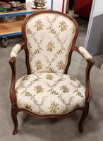 Fauteuil à dossier violonné en bois naturel mouluré. (photo 2)