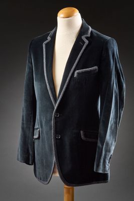 une image d'un costume sur un mannequin