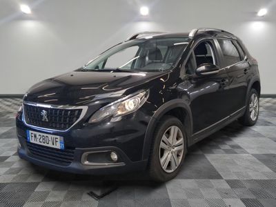 la voiture noire est garée sur un sol en damier dans le garage