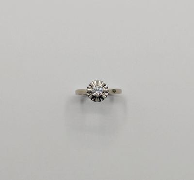 une bague de fiançailles ornée d'un seul diamant au centre