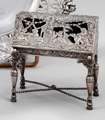 un plateau en argent orné d'un miroir et une petite table sur laquelle est posé un miroir
